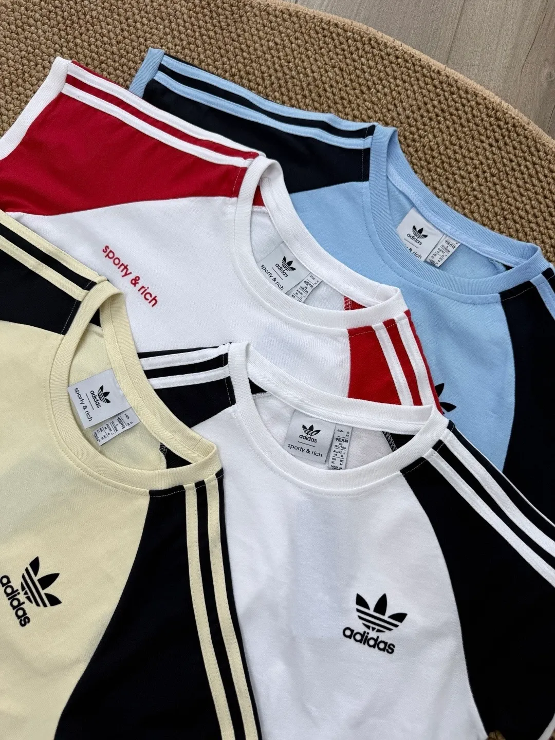 Adidas women's clover printed patchwork color short sleeves, the colors at Adidas counters are becoming more and more magical, the summer limited release New Arrival short sleeves, 220g pure cotton customized light color fabric, embroidered logo on the chest. Simple but not simple, with a sense of trend. Versatile is durable, does not crack or peel off. It is a must-have item for summer wear. It is super nice for couples to take photos with best friends, showing different personal styles. Can be matched with couples. Style number: A 224# Size: XS-XL Color: Light Blue, Beige, White Red, White Blue, [Fabric]: Double yarn, embroidered logo